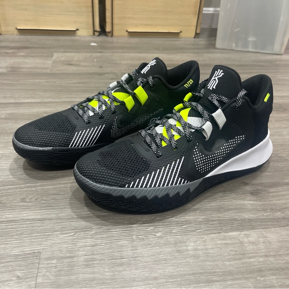 Kyrie Irving Nike Basketball ball shoes (New w/o box). Size 10 Flytrap 5